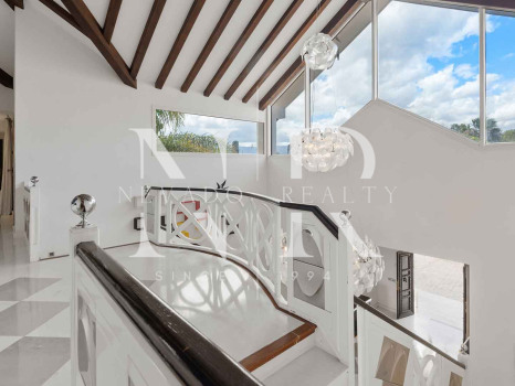 Villa en Estepona en primera línea de playa con gran parcela en venta