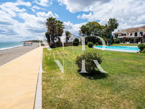 Villa en Estepona en primera línea de playa con gran parcela en venta