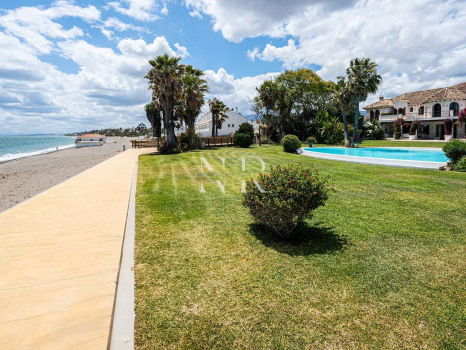 Villa à Estepona en première ligne de plage avec grand terrain à vendre