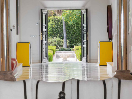 Villa à Estepona en première ligne de plage avec grand terrain à vendre