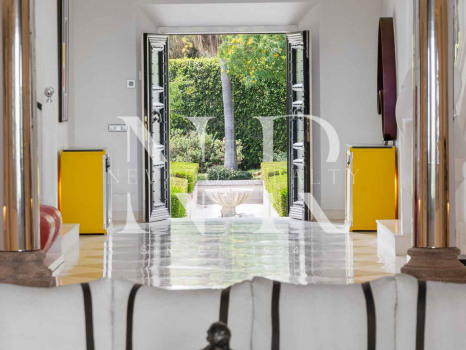 Villa en Estepona en primera línea de playa con gran parcela en venta