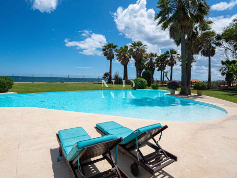 Villa à Estepona en première ligne de plage avec grand terrain à vendre