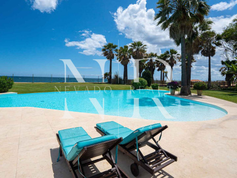 Villa en Estepona en primera línea de playa con gran parcela en venta