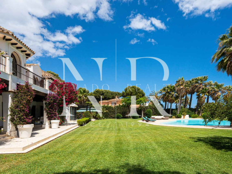 Villa en Estepona en primera línea de playa con gran parcela en venta