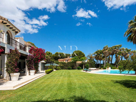 Villa à Estepona en première ligne de plage avec grand terrain à vendre