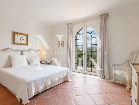 Villa en Estepona en primera línea de playa con gran parcela en venta