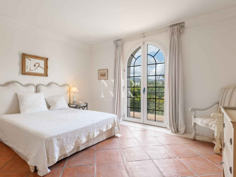 Villa à Estepona en première ligne de plage avec grand terrain à vendre