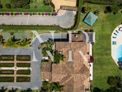 Villa en Estepona en primera línea de playa con gran parcela en venta