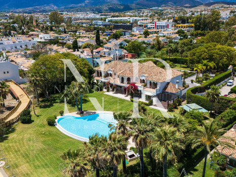 Villa en Estepona en primera línea de playa con gran parcela en venta