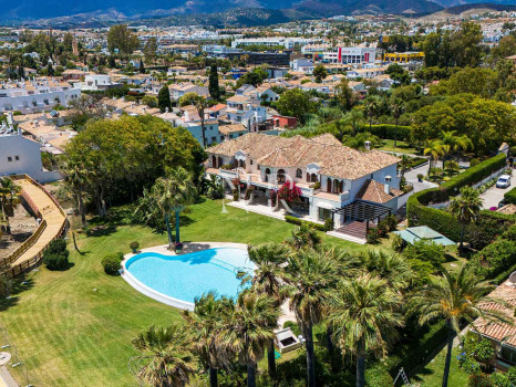 Villa à Estepona en première ligne de plage avec grand terrain à vendre