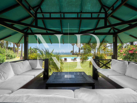 Villa en Estepona en primera línea de playa con gran parcela en venta