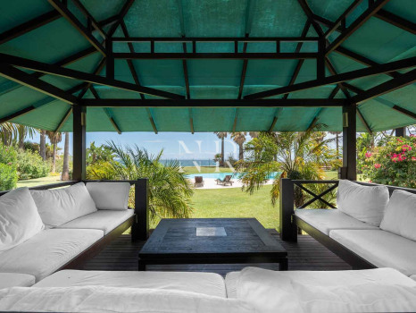 Villa à Estepona en première ligne de plage avec grand terrain à vendre