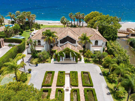 Villa à Estepona en première ligne de plage avec grand terrain à vendre