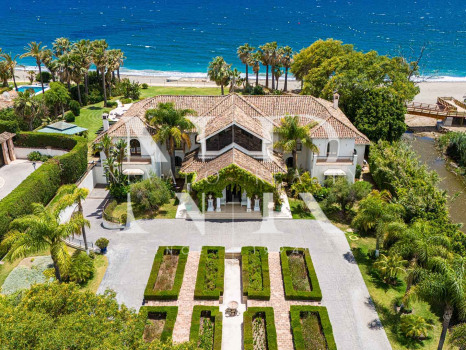 Villa en Estepona en primera línea de playa con gran parcela en venta