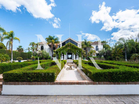 Villa en Estepona en primera línea de playa con gran parcela en venta