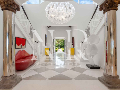 Villa en Estepona en primera línea de playa con gran parcela en venta