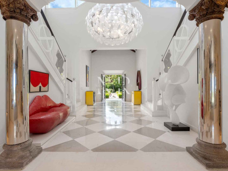 Villa à Estepona en première ligne de plage avec grand terrain à vendre