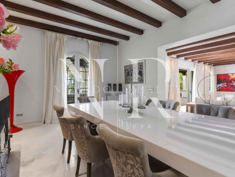 Villa en Estepona en primera línea de playa con gran parcela en venta
