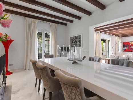 Villa à Estepona en première ligne de plage avec grand terrain à vendre