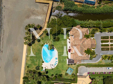 Villa en Estepona en primera línea de playa con gran parcela en venta