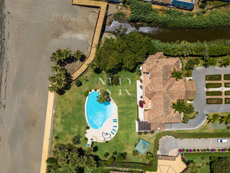 Villa à Estepona en première ligne de plage avec grand terrain à vendre