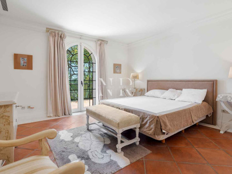 Villa à Estepona en première ligne de plage avec grand terrain à vendre