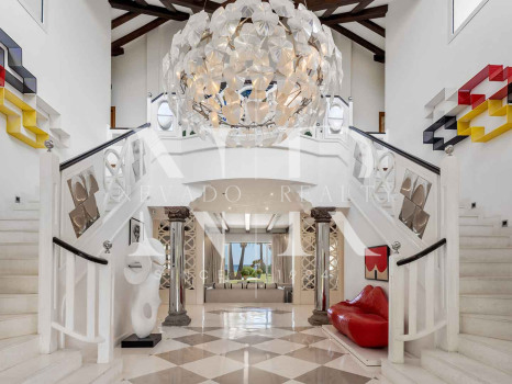 Villa en Estepona en primera línea de playa con gran parcela en venta