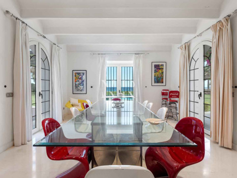 Villa à Estepona en première ligne de plage avec grand terrain à vendre
