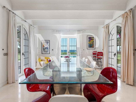 Villa en Estepona en primera línea de playa con gran parcela en venta