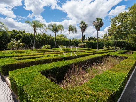 Villa à Estepona en première ligne de plage avec grand terrain à vendre