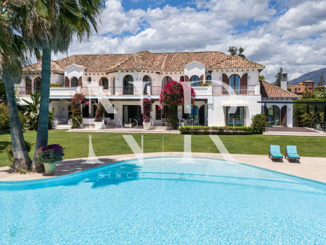 Villa en Estepona en primera línea de playa con gran parcela en venta