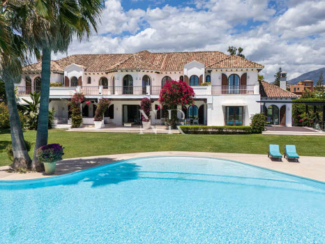 Villa à Estepona en première ligne de plage avec grand terrain à vendre