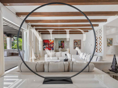 Villa en Estepona en primera línea de playa con gran parcela en venta