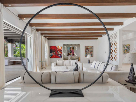 Villa à Estepona en première ligne de plage avec grand terrain à vendre