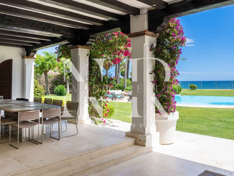 Villa en Estepona en primera línea de playa con gran parcela en venta