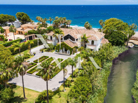 Villa en Estepona en primera línea de playa con gran parcela en venta