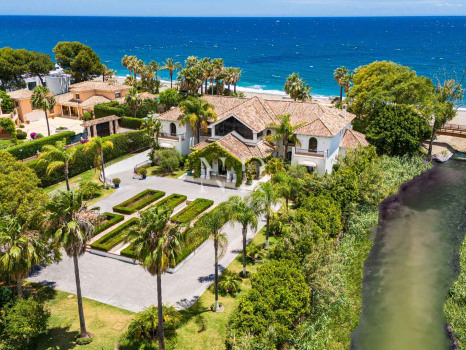 Villa à Estepona en première ligne de plage avec grand terrain à vendre