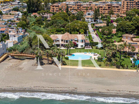 Villa en Estepona en primera línea de playa con gran parcela en venta