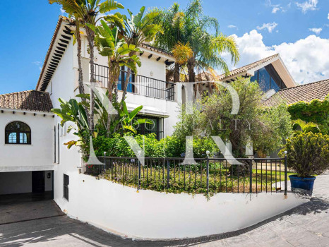 Villa en Estepona en primera línea de playa con gran parcela en venta