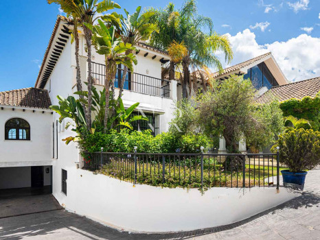 Villa à Estepona en première ligne de plage avec grand terrain à vendre