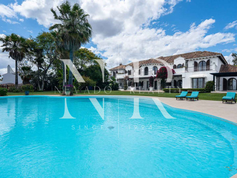 Villa en Estepona en primera línea de playa con gran parcela en venta