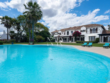 Villa à Estepona en première ligne de plage avec grand terrain à vendre