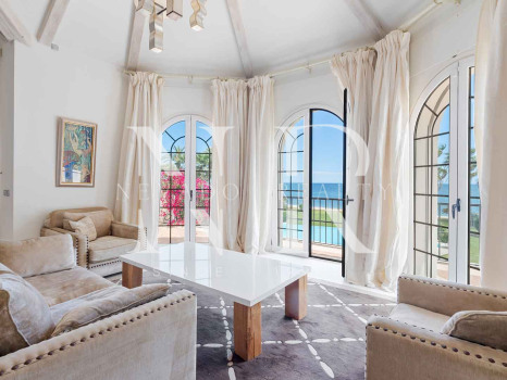 Villa en Estepona en primera línea de playa con gran parcela en venta
