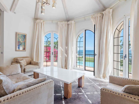 Villa à Estepona en première ligne de plage avec grand terrain à vendre