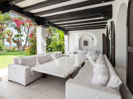 Villa en Estepona en primera línea de playa con gran parcela en venta