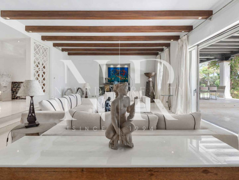 Villa en Estepona en primera línea de playa con gran parcela en venta