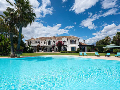 Villa à Estepona en première ligne de plage avec grand terrain à vendre