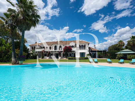 Villa en Estepona en primera línea de playa con gran parcela en venta