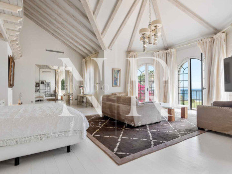 Villa en Estepona en primera línea de playa con gran parcela en venta