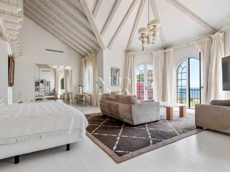 Villa à Estepona en première ligne de plage avec grand terrain à vendre